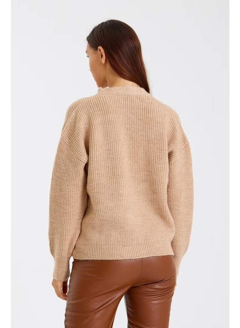 Odelon Buttoned V-Neck Oversize Women's Beige Knitted Cardigan - Image 3
